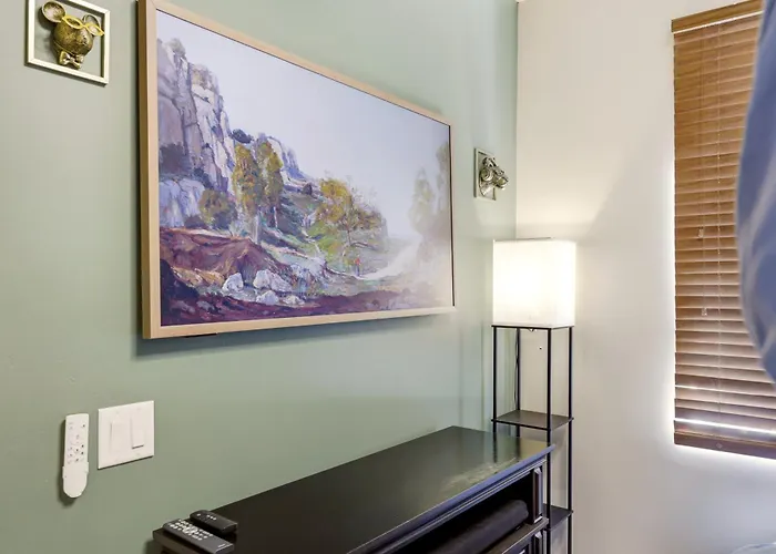 Mountain Waterfall-view Retreat, Walk To Dining Holiday home Overgaard