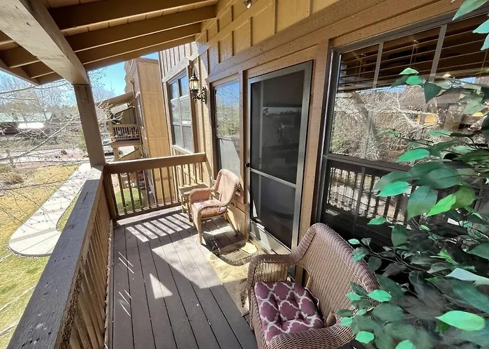Mountain Waterfall-view Retreat, Walk To Dining Holiday home